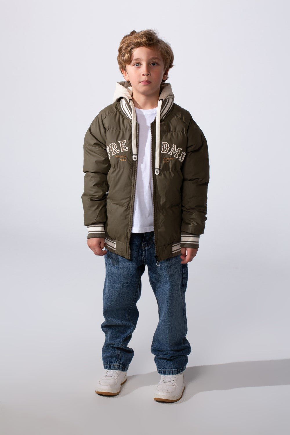 جاكيت مبطّن مقاوم للماء بقبعة وأكمام طويلة وياقة على طراز البيسبول مع طبعة صدرية وجيوب جانبية للأولاد