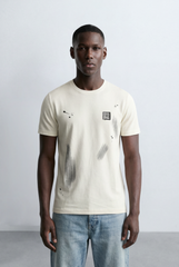 قميص تي شيرت برقبة دائرية بطبعة جريئة بحواف حضرية ورسومات بقع حبر من متجر توميتو للرجال