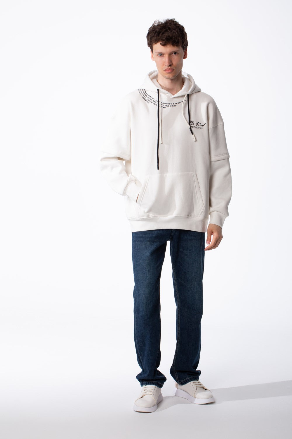سويت شيرت ميلتون رجالي بقصة Slim Fit، أكمام طويلة فريدة، طبعة على كتف واحد، مريح وكاجوال، مع هود