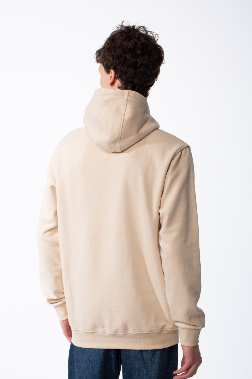 سويت شيرت رجالي بقصة Slim Fit وتصميم بسيط، رقعة علامة تجارية على الصدر، جيب كنغر، حواف مضلعة