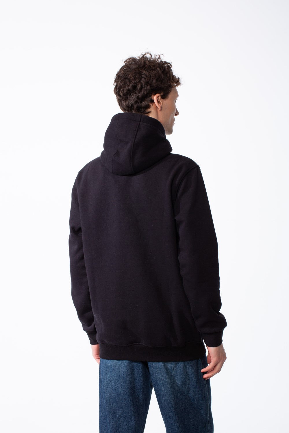 سويت شيرت رجالي بقصة Slim Fit وتصميم بسيط، رقعة علامة تجارية على الصدر، جيب كنغر، حواف مضلعة