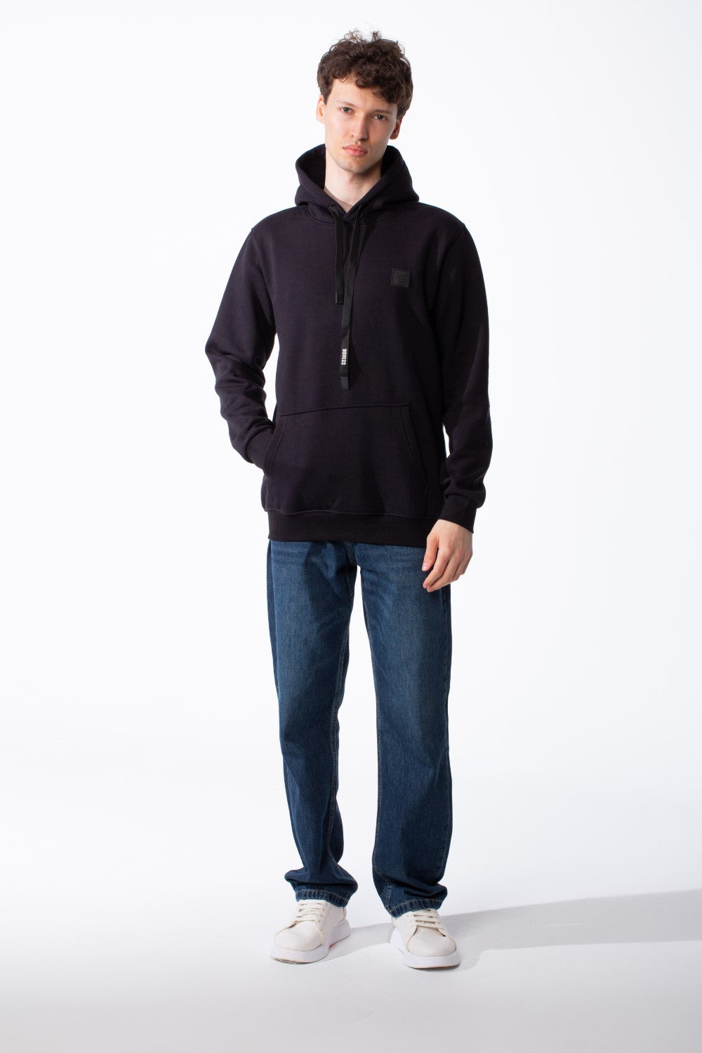 سويت شيرت رجالي بقصة Slim Fit وتصميم بسيط، رقعة علامة تجارية على الصدر، جيب كنغر، حواف مضلعة