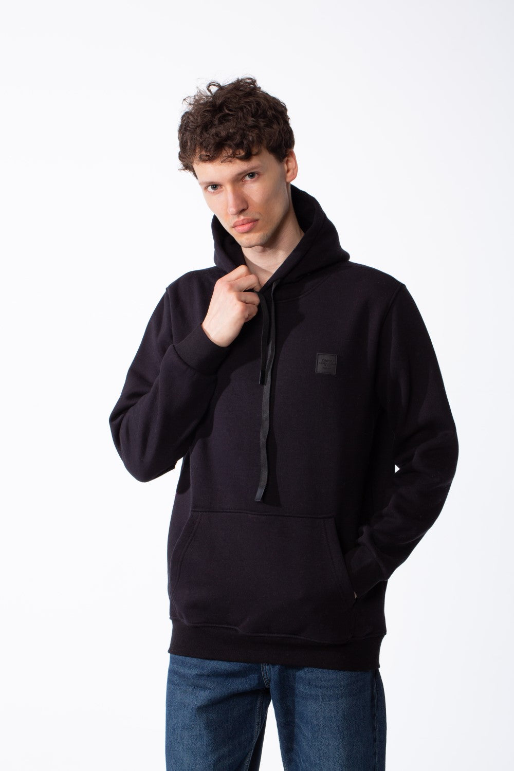 سويت شيرت رجالي بقصة Slim Fit وتصميم بسيط، رقعة علامة تجارية على الصدر، جيب كنغر، حواف مضلعة