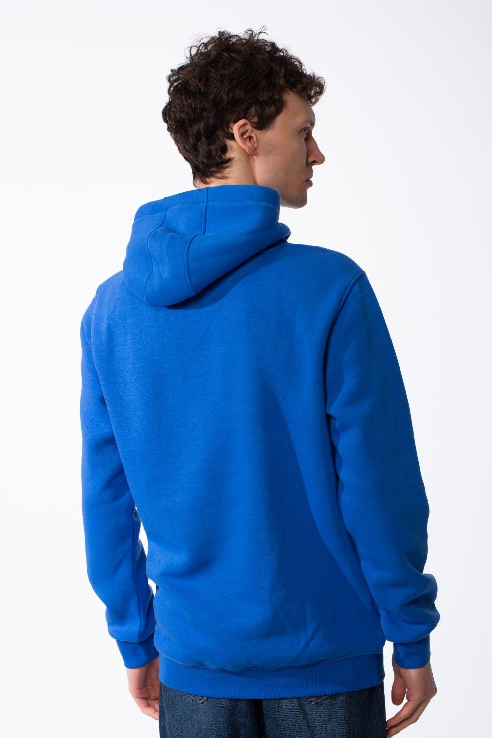 سويت شيرت رجالي بقصة Slim Fit وتصميم بسيط، رقعة علامة تجارية على الصدر، جيب كنغر، حواف مضلعة