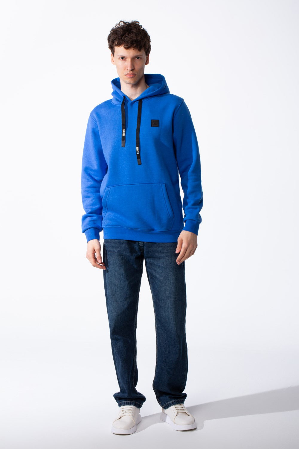 سويت شيرت رجالي بقصة Slim Fit وتصميم بسيط، رقعة علامة تجارية على الصدر، جيب كنغر، حواف مضلعة