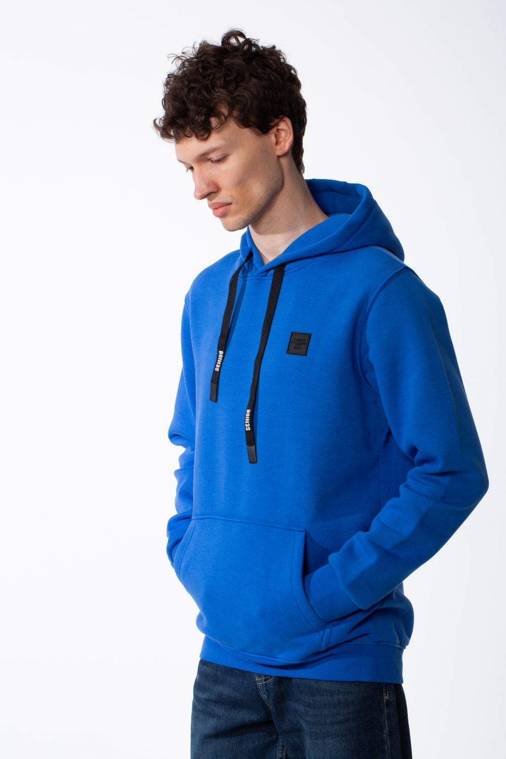 سويت شيرت رجالي بقصة Slim Fit وتصميم بسيط، رقعة علامة تجارية على الصدر، جيب كنغر، حواف مضلعة