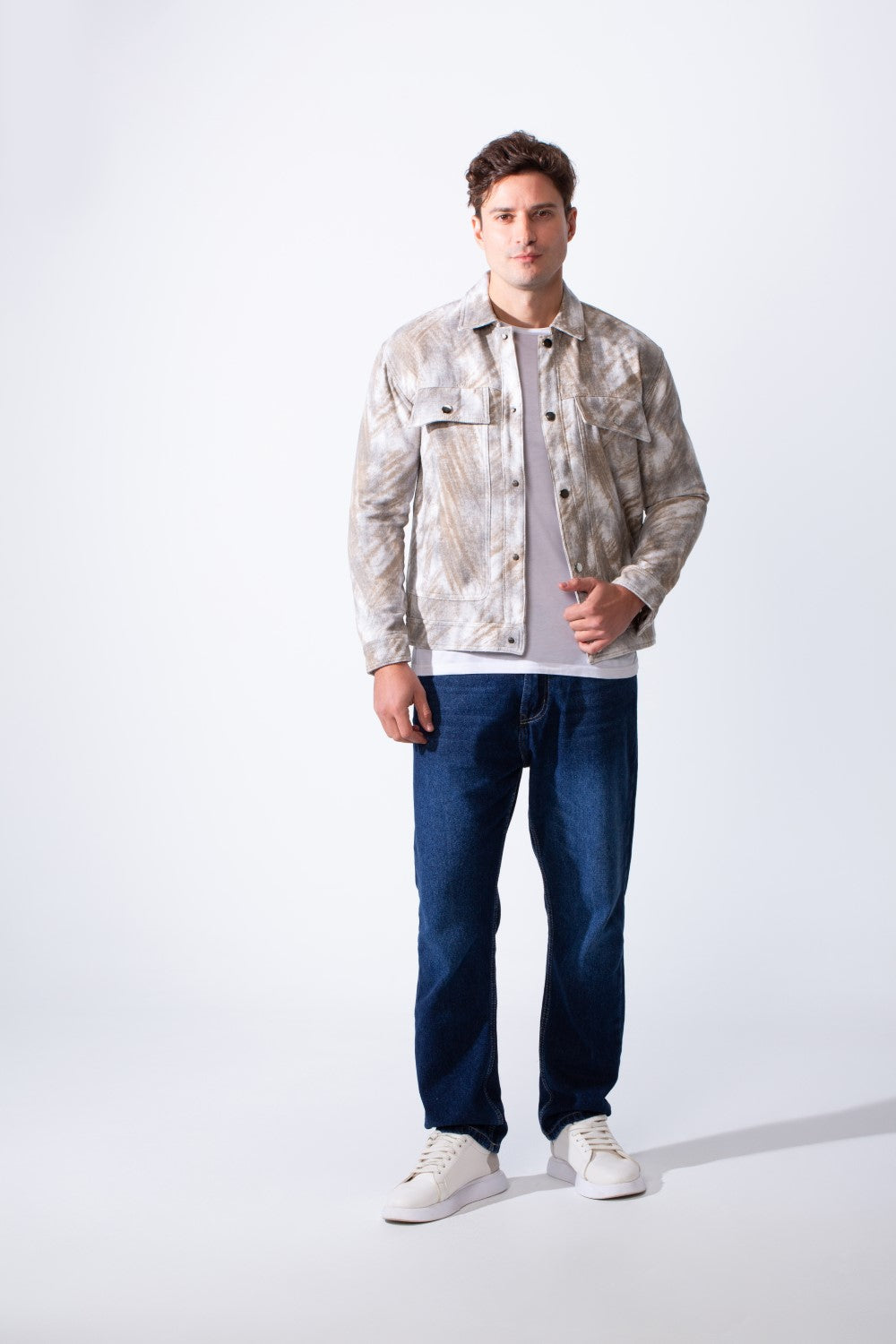 جاكيت رجالي بقصة Slim Fit بأكمام طويلة وياقة كلاسيكية مع نمط ماربل، جيوب صدر بأغطية، قماش محكم الملمس للارتداء الكلاسيكي