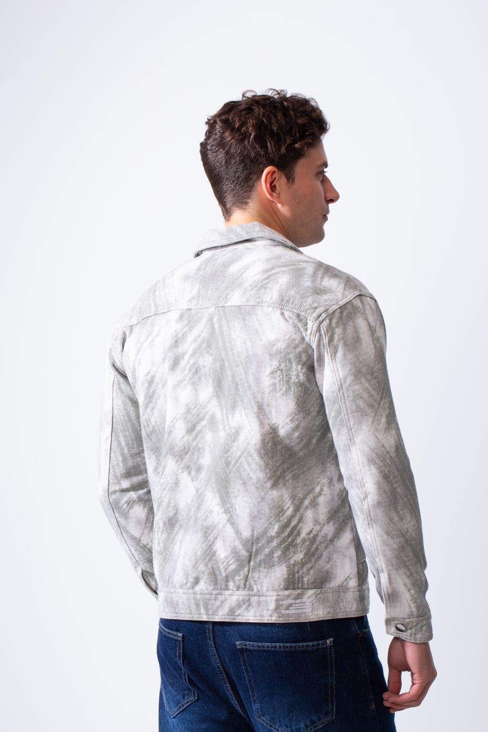 جاكيت رجالي بقصة Slim Fit بأكمام طويلة وياقة كلاسيكية مع نمط ماربل، جيوب صدر بأغطية، قماش محكم الملمس للارتداء الكلاسيكي