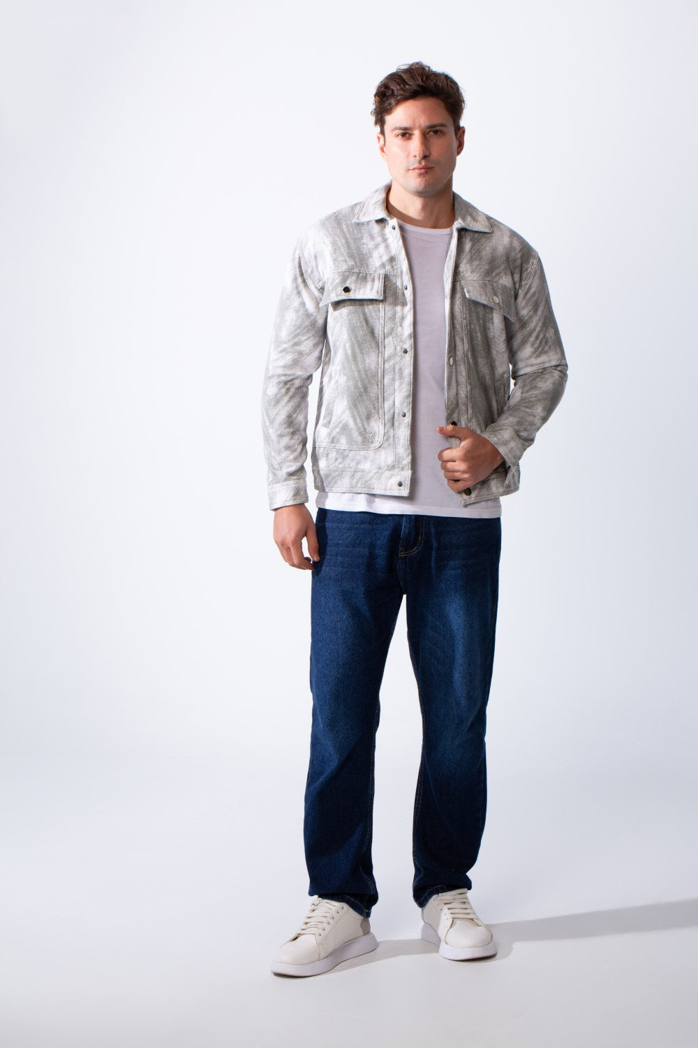 جاكيت رجالي بقصة Slim Fit بأكمام طويلة وياقة كلاسيكية مع نمط ماربل، جيوب صدر بأغطية، قماش محكم الملمس للارتداء الكلاسيكي