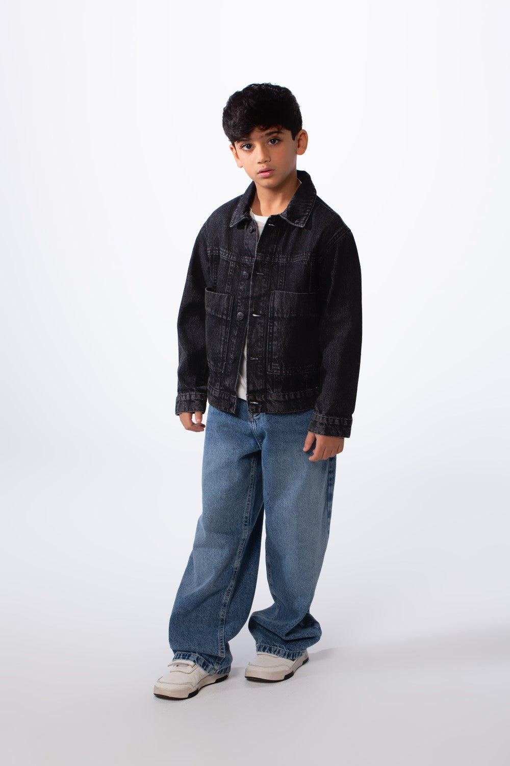 جاكيت جينز دينيم كاجوال بقصّة مربعة وجيوب للأولاد