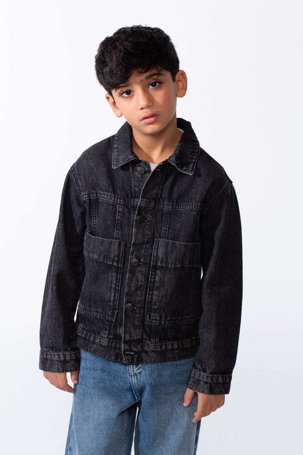 جاكيت جينز دينيم كاجوال بقصّة مربعة وجيوب للأولاد