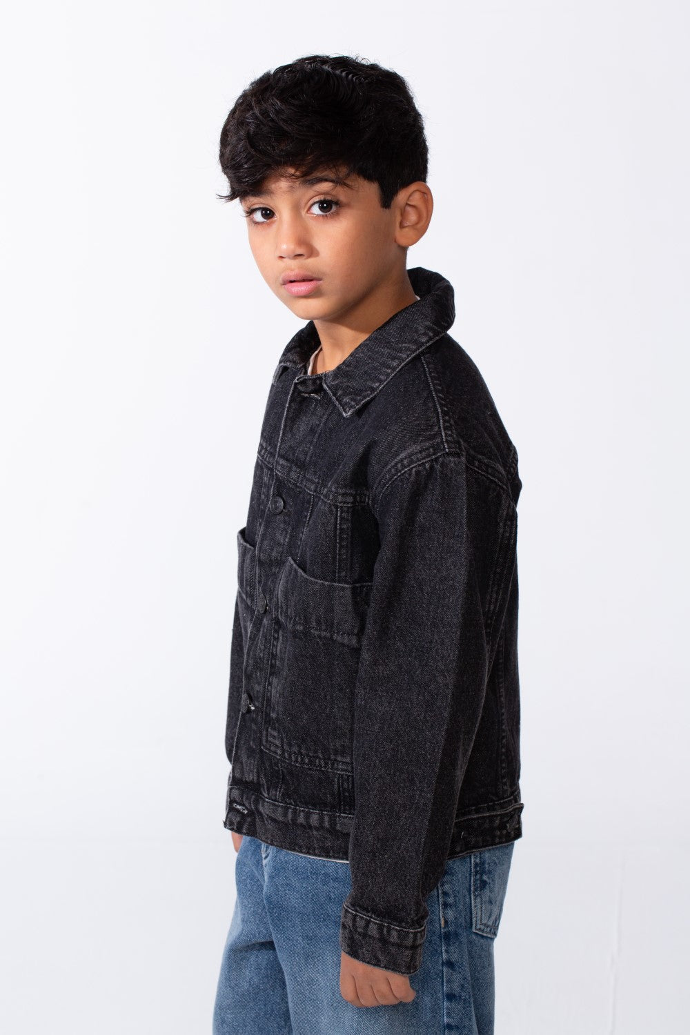 جاكيت جينز دينيم كاجوال بقصّة مربعة وجيوب للأولاد