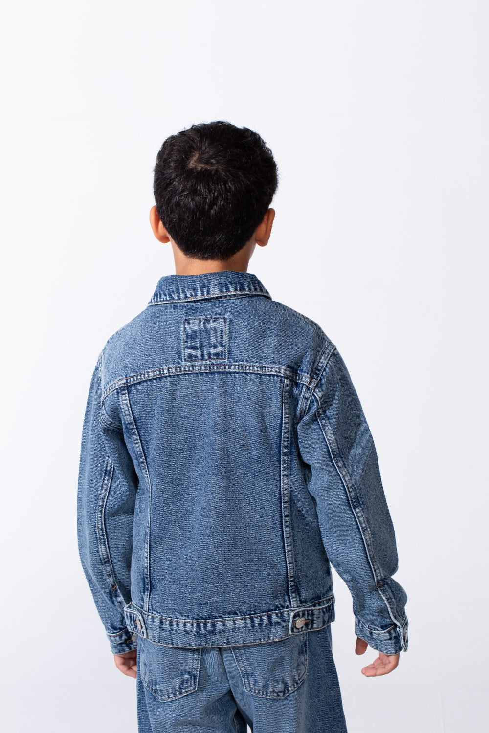 جاكيت جينز دينيم كاجوال بقصّة مربعة وجيوب للأولاد