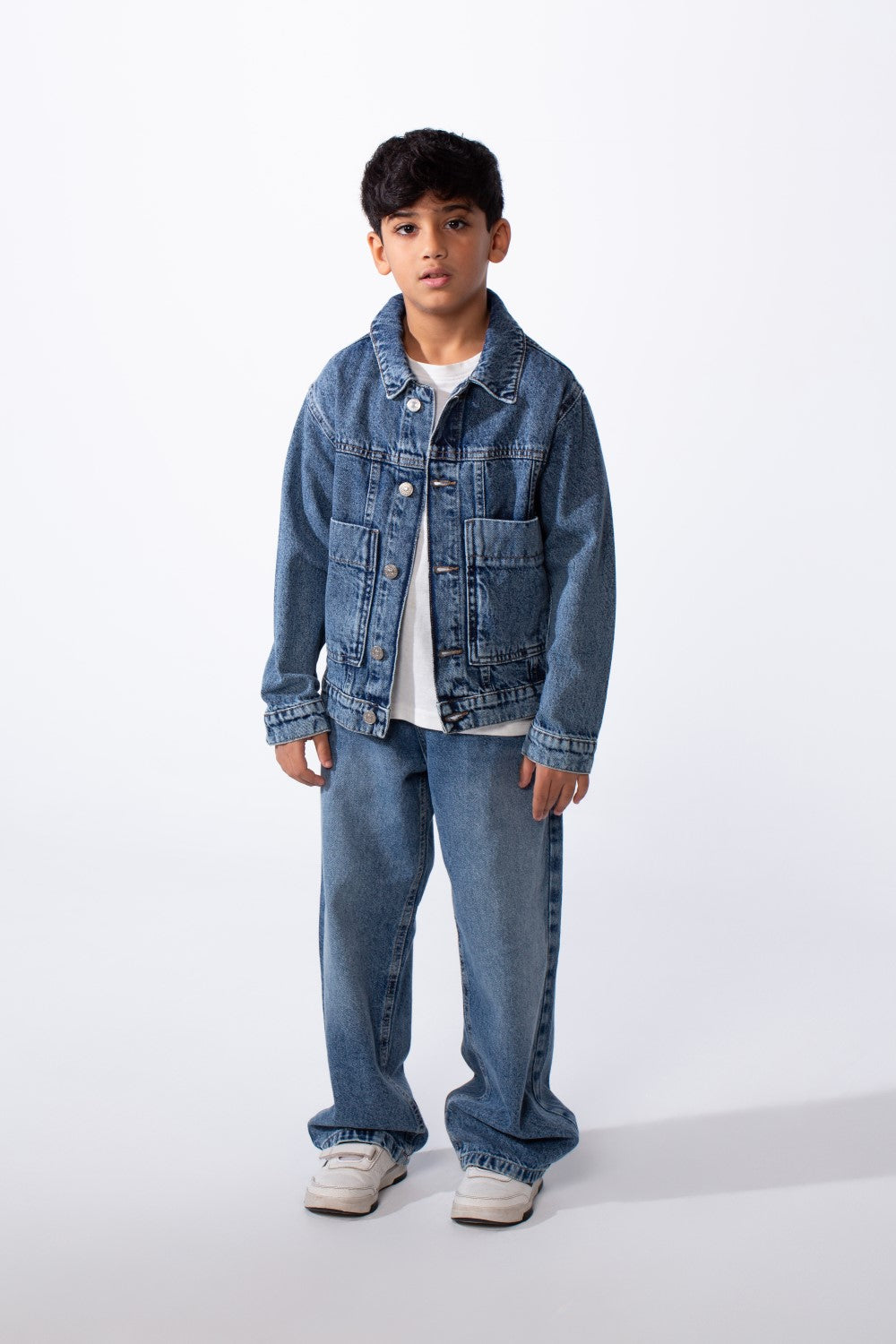 جاكيت جينز دينيم كاجوال بقصّة مربعة وجيوب للأولاد