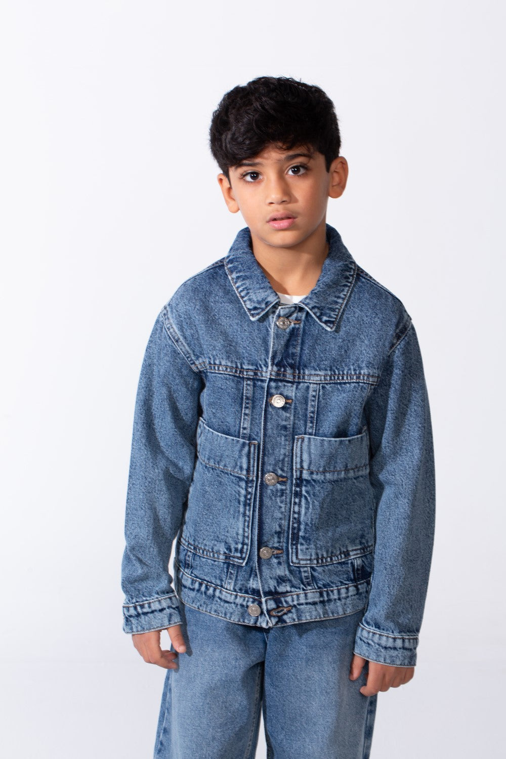 جاكيت جينز دينيم كاجوال بقصّة مربعة وجيوب للأولاد