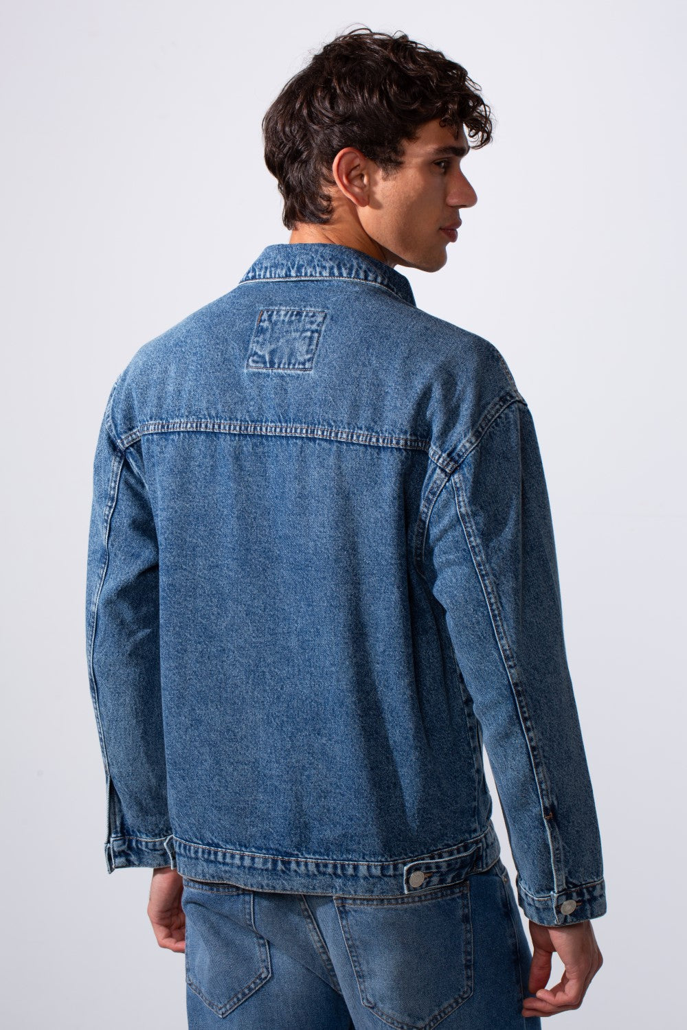 جاكيت جينز بقصة Boxy Fit للرجال مع جيوب أمامية