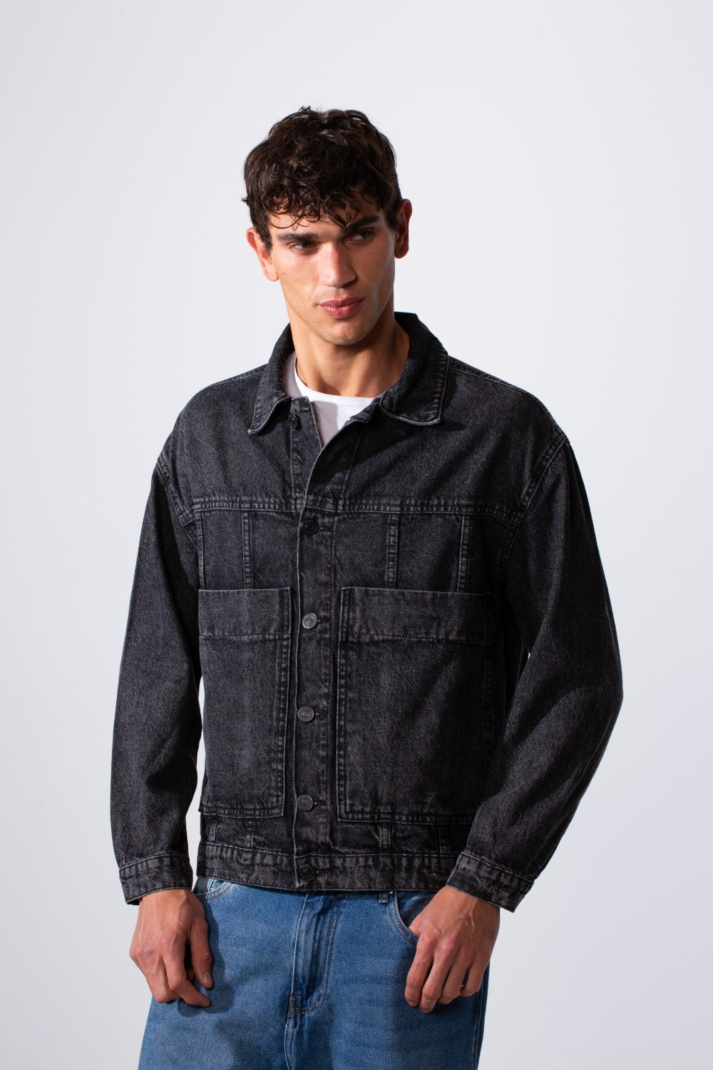 جاكيت جينز بقصة Boxy Fit للرجال مع جيوب أمامية