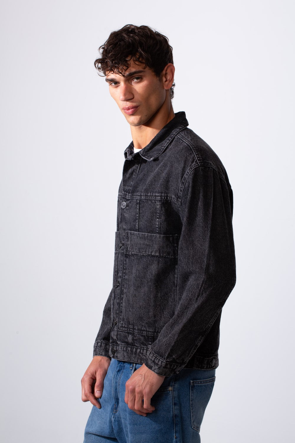 جاكيت جينز بقصة Boxy Fit للرجال مع جيوب أمامية