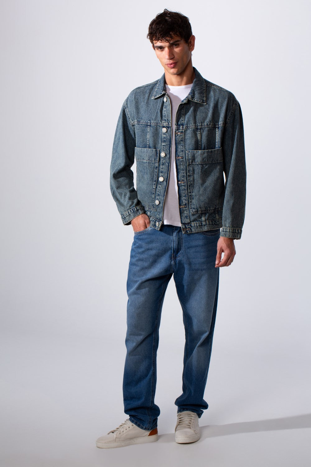 جاكيت جينز بقصة Boxy Fit للرجال مع جيوب أمامية