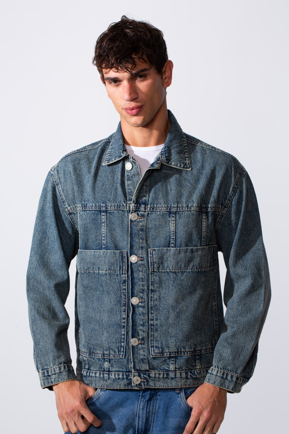 جاكيت جينز بقصة Boxy Fit للرجال مع جيوب أمامية