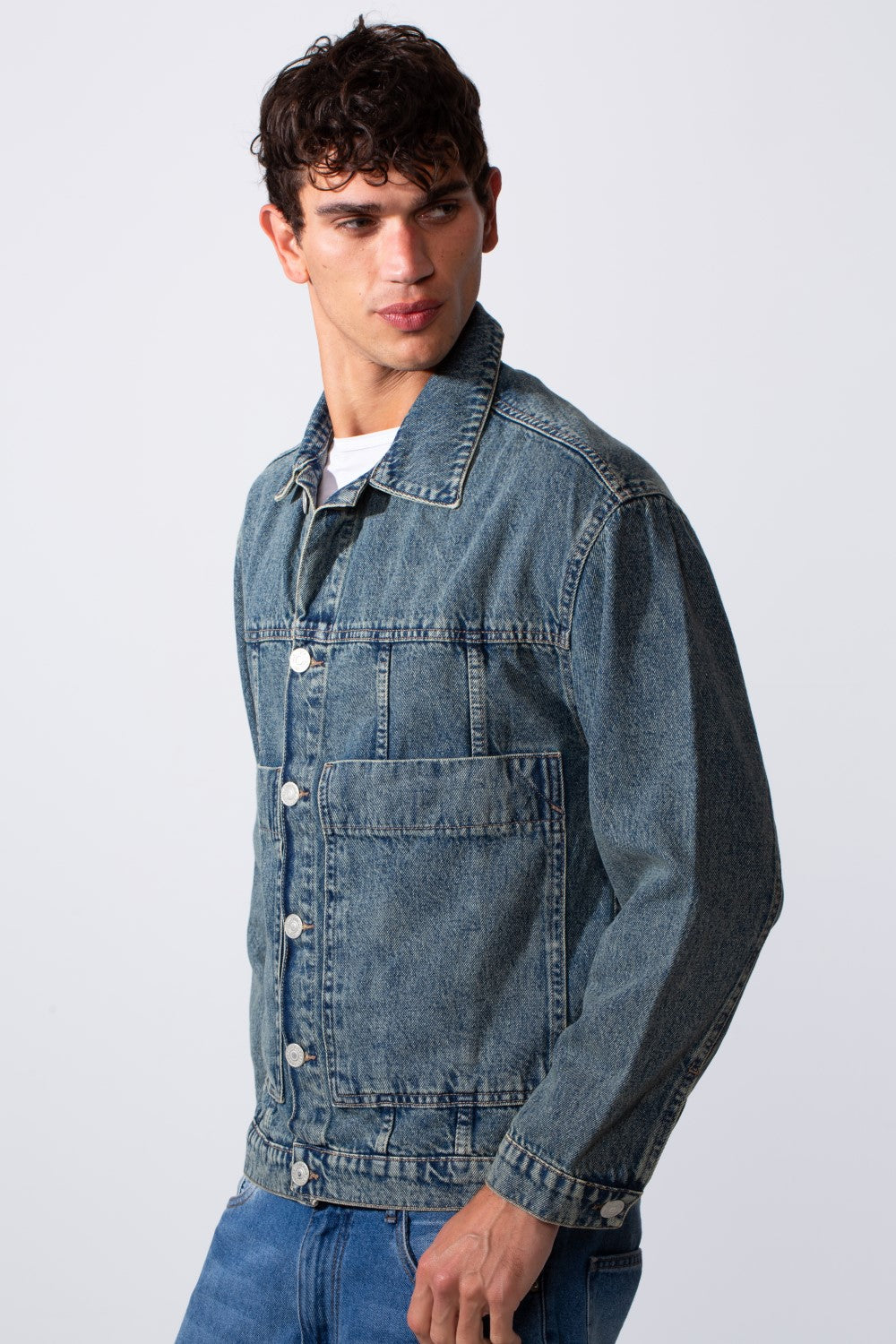 جاكيت جينز بقصة Boxy Fit للرجال مع جيوب أمامية