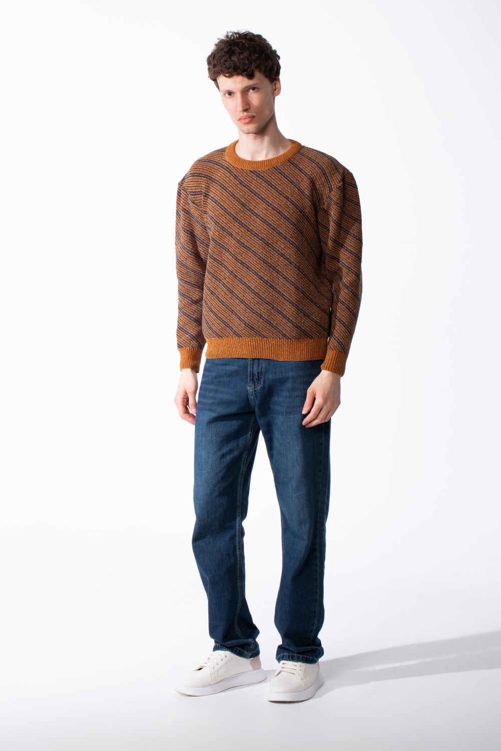 بلوفر رجالي Slim Fit برقبة دائرية بنمط مضلع مائل ومظهر عصري واحترافي