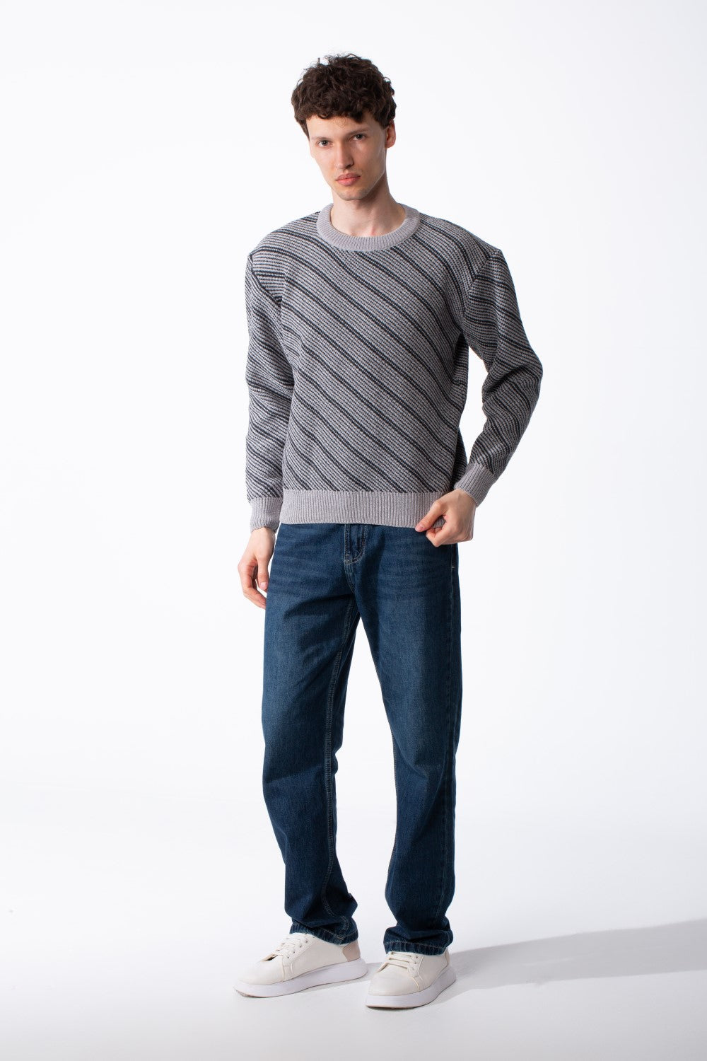 بلوفر رجالي Slim Fit برقبة دائرية بنمط مضلع مائل ومظهر عصري واحترافي