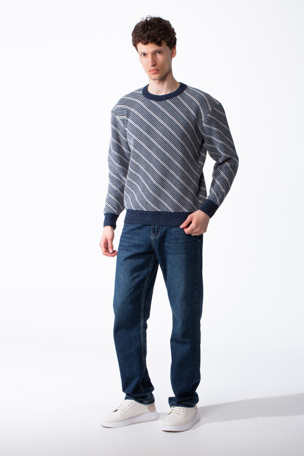 بلوفر رجالي Slim Fit برقبة دائرية بنمط مضلع مائل ومظهر عصري واحترافي