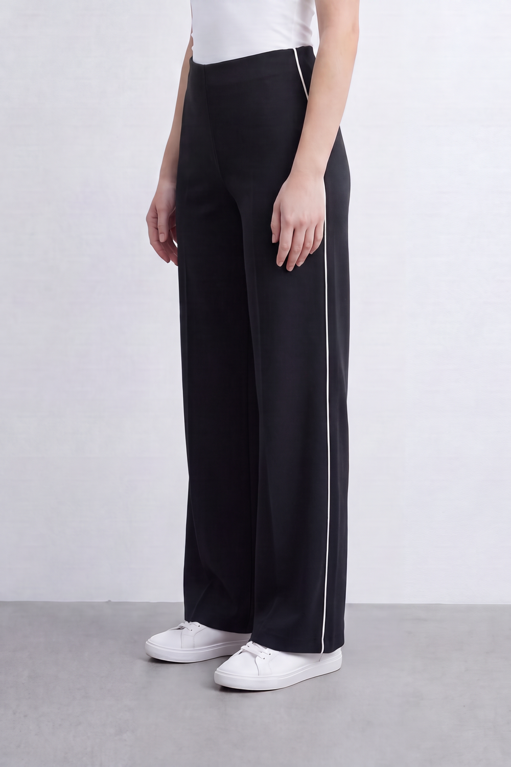 Women’s Tomato Store Sport Line Wide Pants Clean Plain Surface With Contrast Side Stripe Detail