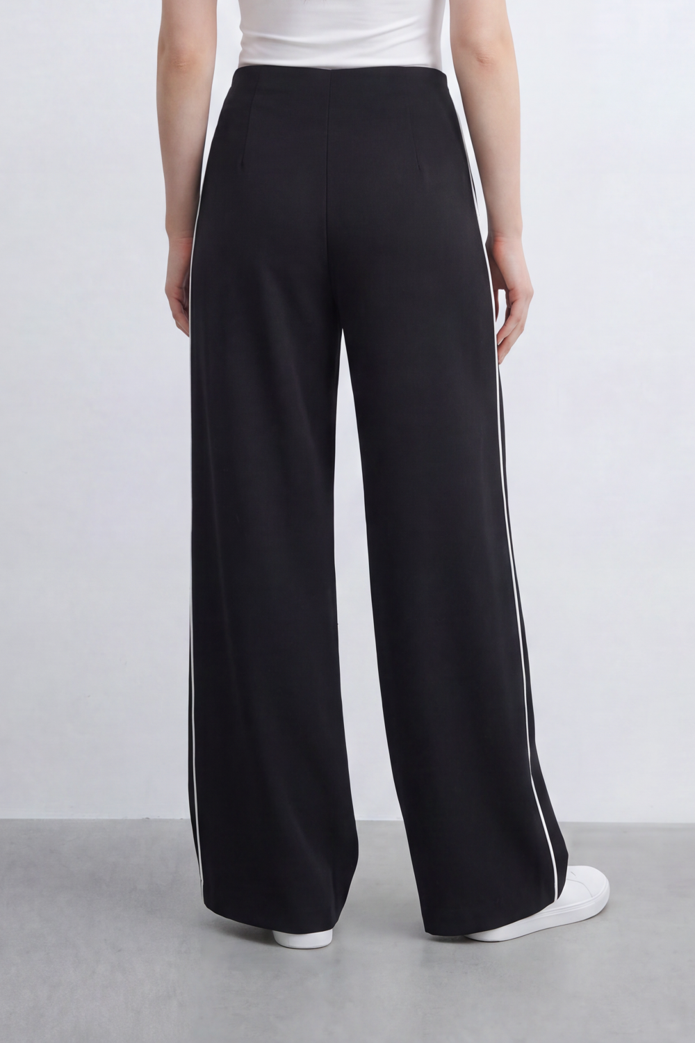 Women’s Tomato Store Sport Line Wide Pants Clean Plain Surface With Contrast Side Stripe Detail