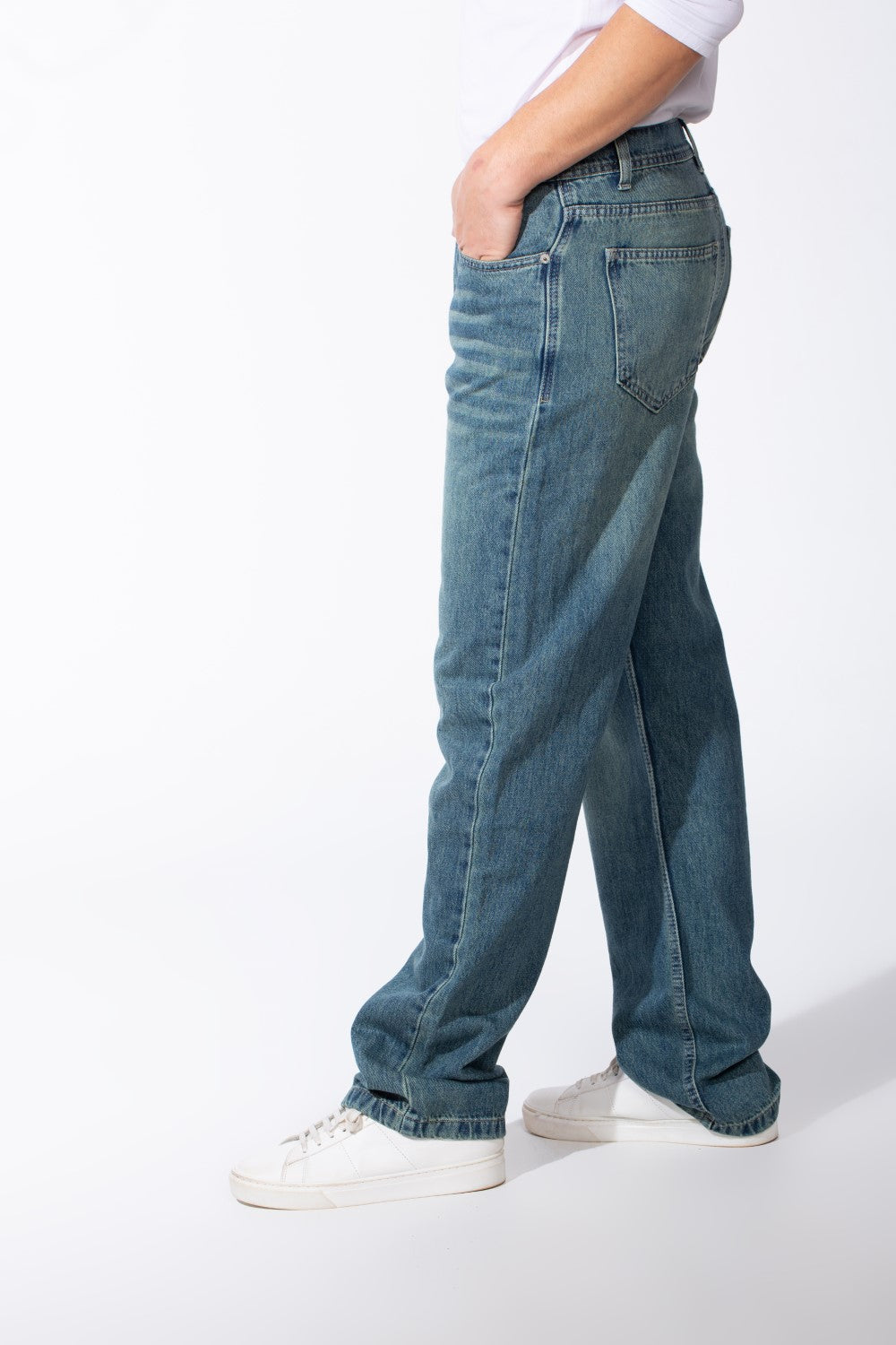 Men's Wide-Leg Cut Distressed Finish Five-Pocket Metallic Shank Button Denim Jeans Pants