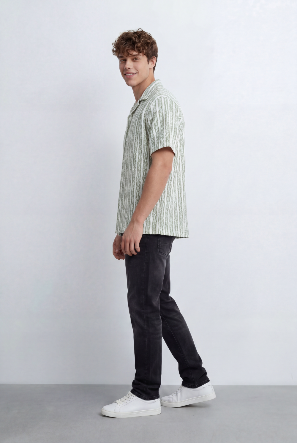 Men’s Tomato Store Resort Shirt With Textured Vertical Stripes Short Sleves Regular Fit