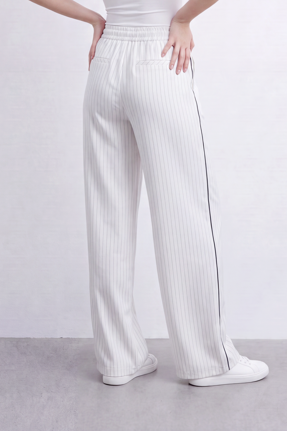 Women’s Tomato Store Stripe Ease Wide Pants Fine Pinstripe Pattern Over Smooth Tailored