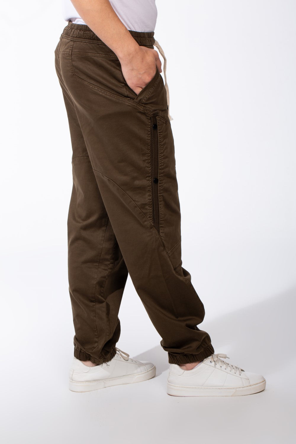 Men's Drawstring Waist Tapered Elastic Cuffs Side-Snap Detailing And Pockets Cargo Pants