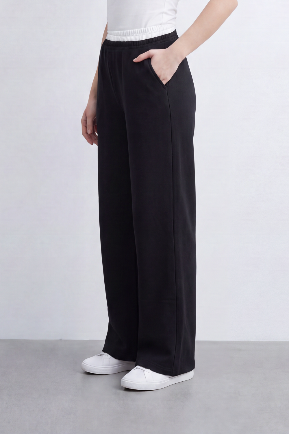 Women’s Tomato Store Soft Track Wide Sweatpants Smooth Brushed Texture Across A Plain Surface Center Seam Lines