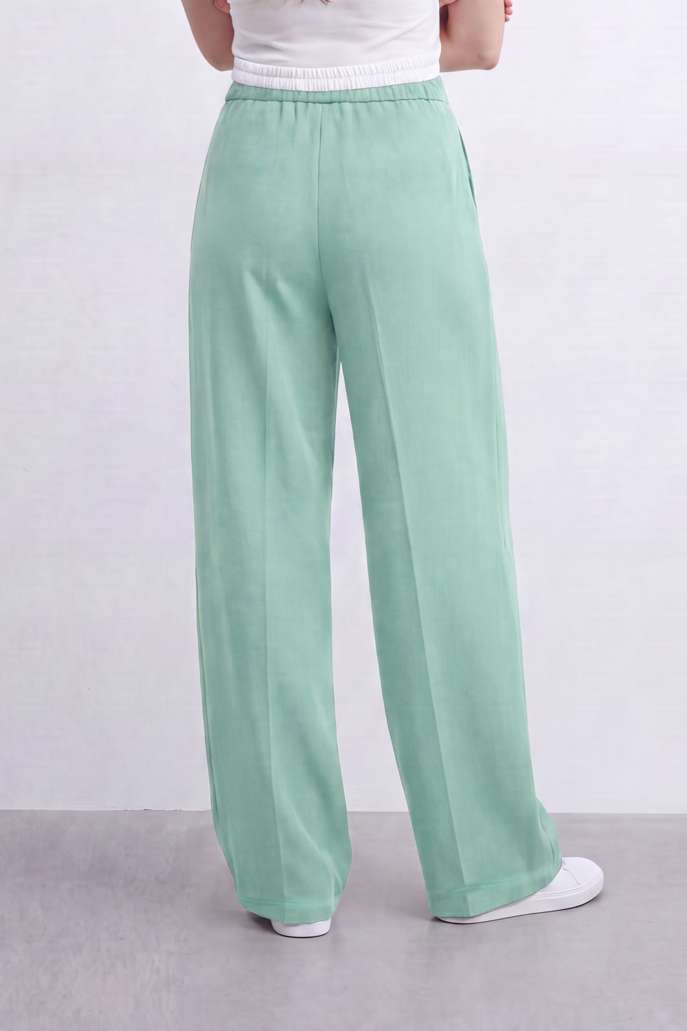 Women’s Tomato Store Soft Track Wide Sweatpants Smooth Brushed Texture Across A Plain Surface Center Seam Lines