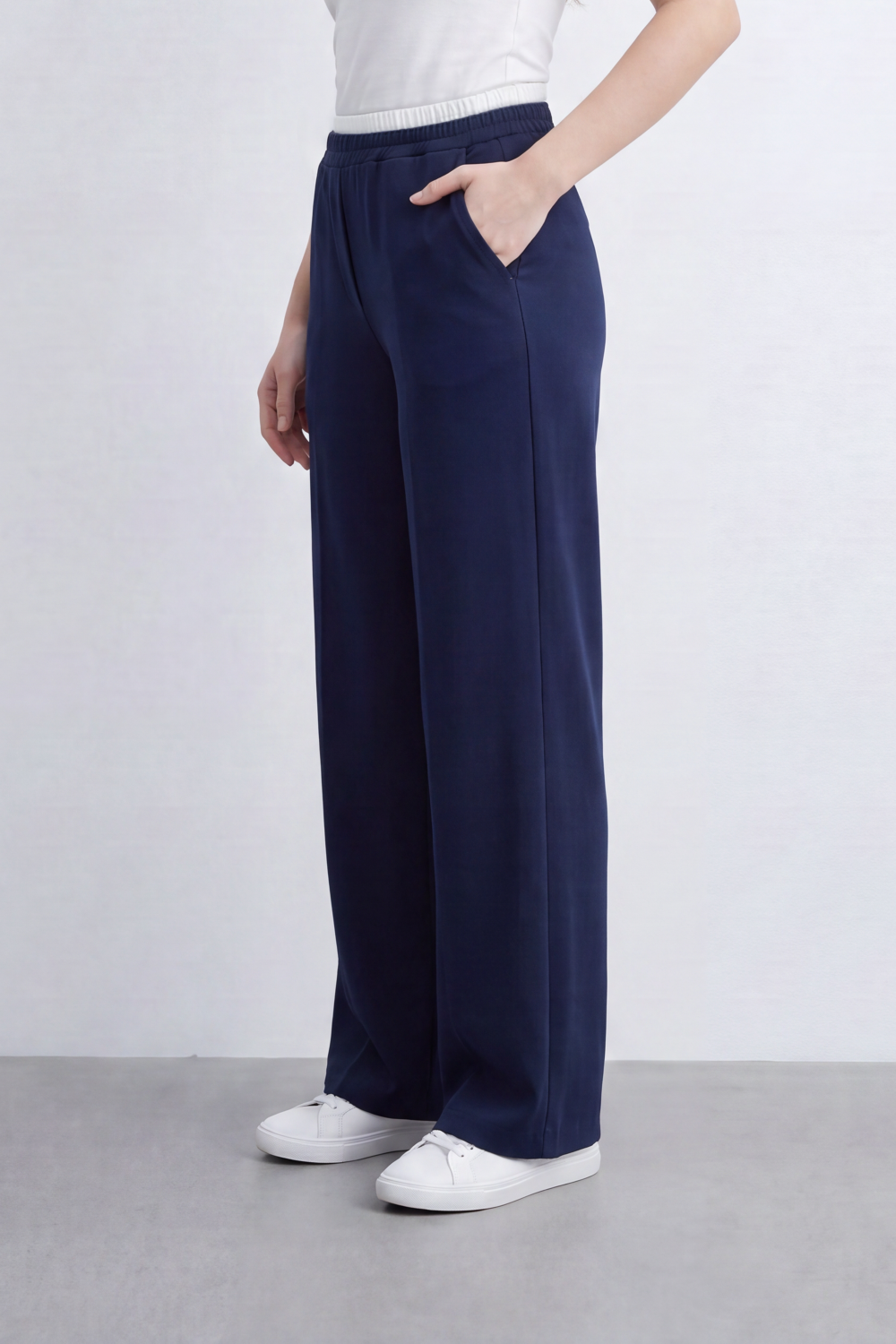 Women’s Tomato Store Soft Track Wide Sweatpants Smooth Brushed Texture Across A Plain Surface Center Seam Lines