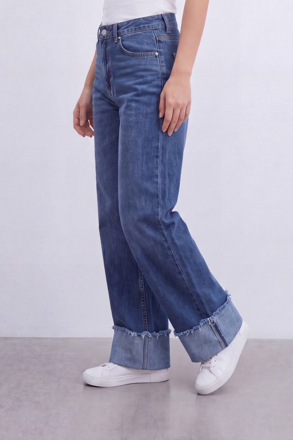 Women’s Tomato Store Cuffed Fade Wide Leg Jeans With Smoky Washed Denim Texture Soft Sanded Surface Vertical Fade Effect Pants