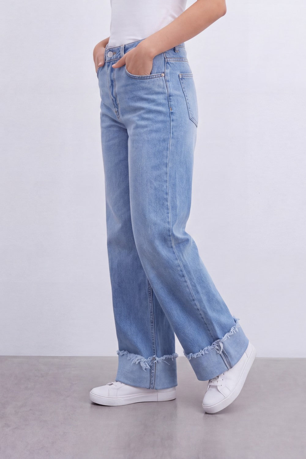 Women’s Tomato Store Cuffed Fade Wide Leg Jeans With Smoky Washed Denim Texture Soft Sanded Surface Vertical Fade Effect Pants