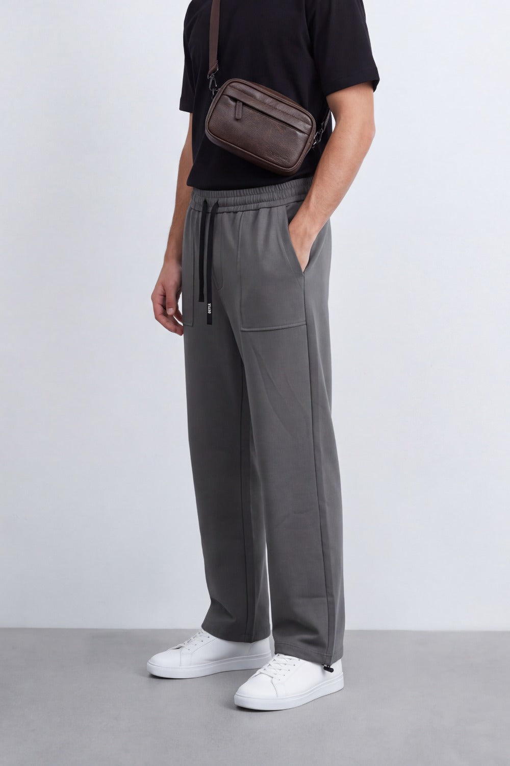 Men's Tomato Store Soft Twill Cargo Jogger Sweatpants Patch Pocket Detail Elastic Drawstring Wide Leg
