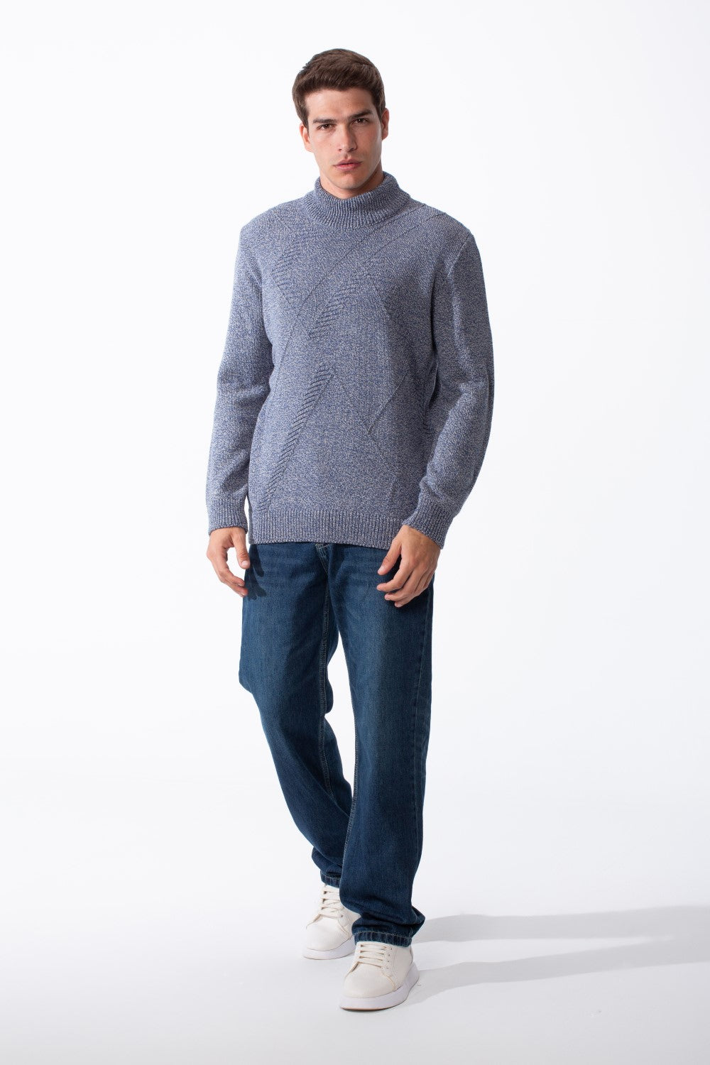 كنزة رجالية ضيقة Slim Fit بأكمام طويلة، ياقة عالية، قماش محبوك عملي، تصميم شريط أمامي، أساسية ومثالية للطبقات