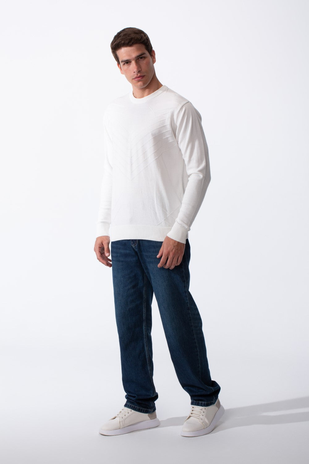 بلوفر رجالي بقصة Slim Fit بياقة دائرية كلاسيكية وأكمام طويلة بنمط خطوط مائلة بارز خفيف عبر الأمام من قماش محكم للارتداء اليومي الكاجوال
