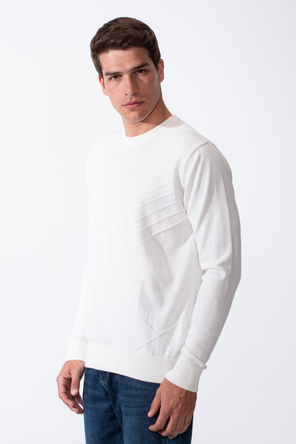 بلوفر رجالي بقصة Slim Fit بياقة دائرية كلاسيكية وأكمام طويلة بنمط خطوط مائلة بارز خفيف عبر الأمام من قماش محكم للارتداء اليومي الكاجوال