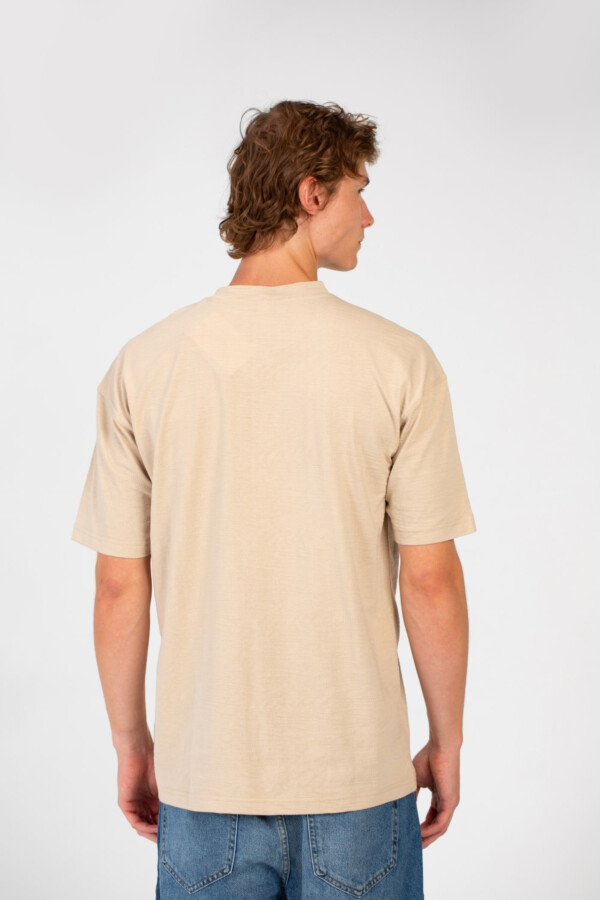 تيشرت رجالي بتفاصيل أساسية ياقة دائرية تلبيس عادي مع أكمام قصيرة