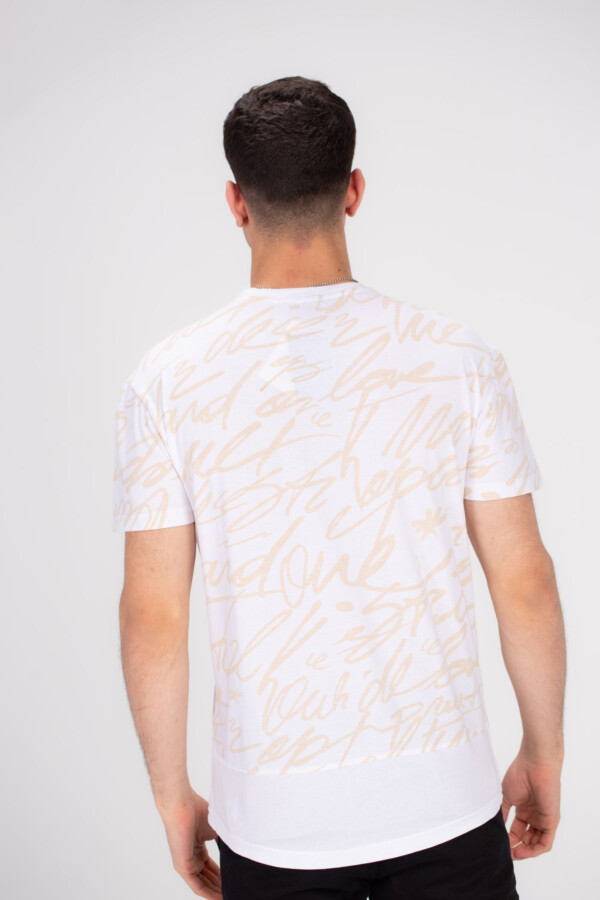 تيشيرت رجالي مطبوع بالكامل من الأمام و الخلف من القطن المريح برقبة دائرية بتصميم مميز يضيف لمسة أنيقة إلى إطلالتك