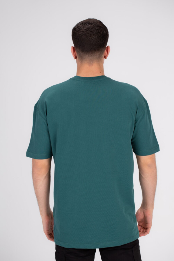 تيشيرت قطن رجالي بطبعة أمامية برقبة دائرية مصنوع من القطن عالي الجودة بتصميم مميز يضيف لمسة أنيقة إلى إطلالتك