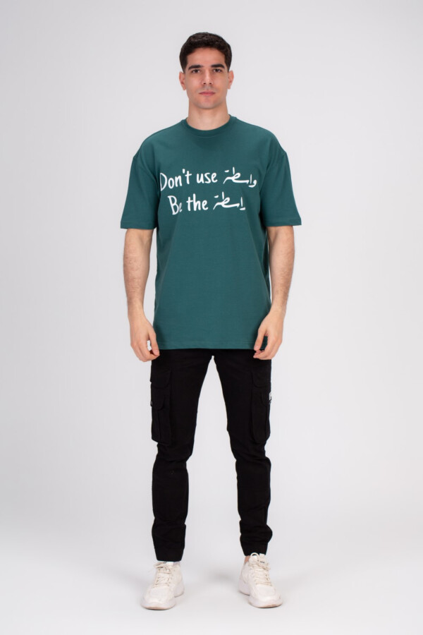 تيشيرت قطن رجالي بطبعة أمامية برقبة دائرية مصنوع من القطن عالي الجودة بتصميم مميز يضيف لمسة أنيقة إلى إطلالتك