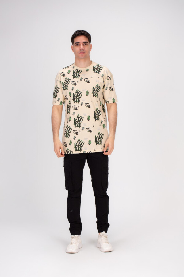 تيشيرت رجالي بطبعة من الأمام و الخلف أوفر سايز برقبة دائرية مصنوع من القطن بتصميم أنيق ومريح و يتميز براحته