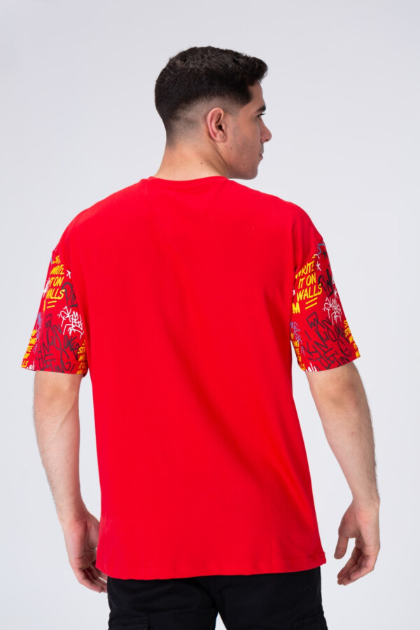 Mens Printed T-shirt With Distinctive Details And Practical Material
