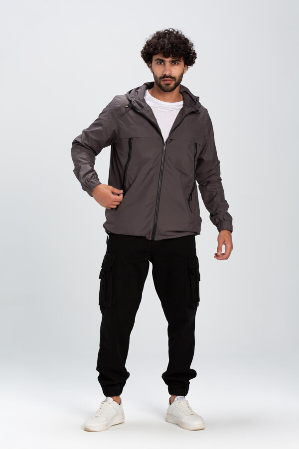 جاكيت رجالي مع تفاصيل مميزة بطبعة من الخلف و مضاد للماء و خامة عالية الجودة و بغطاء للرأس